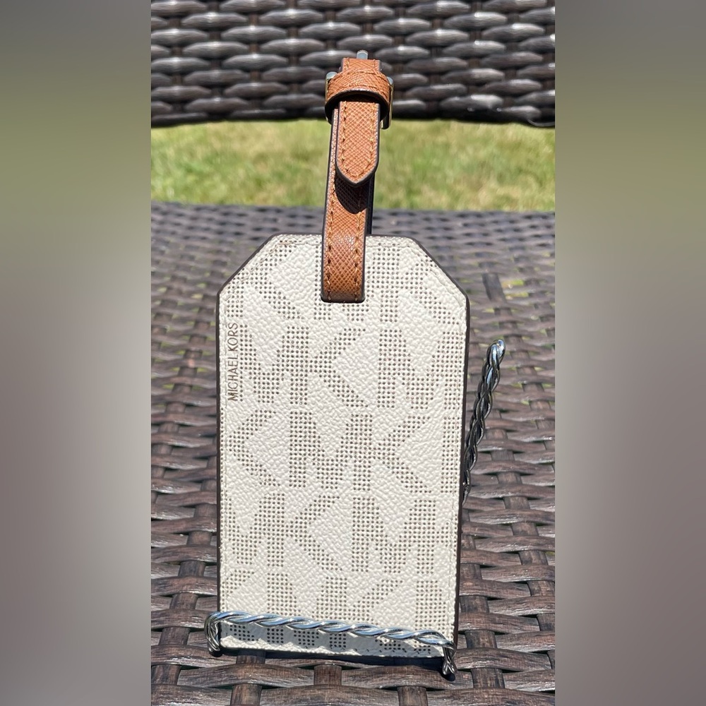 Michael Kors Jet Set Travel Luggage Tag Signature MK Vanilla/Luggage